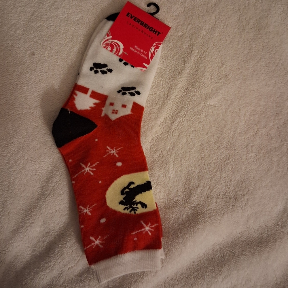 Festive Red and White Women's Casual Socks 🦌❄️❤️🤍